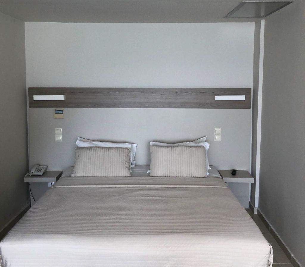 KBR FAMILY CONNECTED ROOM WITH DOORS